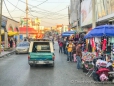 farbenfrohe Verkaufsläden entlang der Durchgangsstraße in Ixmiquilpan
