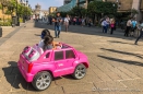 für die Mädels gibt es das Fahrzeug in Pink ;)