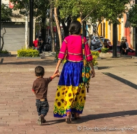 Die inndigenen Mexikanerinnen stechen mit ihre farbenfrohen Kleidern hervor