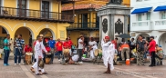 am ehemaligen Sklavenmarkt schwingen Tänzer das Tanzbein