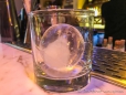 ein Riesen-Eiswürfel im Glas