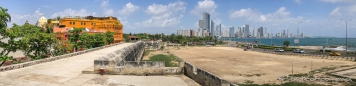 antik und modern... Blick von der Stadtmauer auf die Skyline Cartagenas