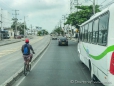 lebensmüde Radfahrer radeln links und nicht rechts auf der Straße