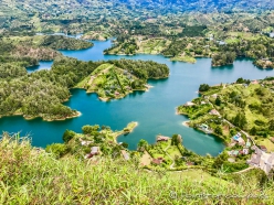 Blick auf die Embalse el Peñol - es wirkt wie der Blick auf eine Modelleisenbahn