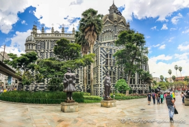 im Botero-Park vor dem Rafael Uribe Uribe Gebäude