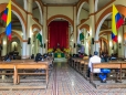 die Kirche ist in den kolumbianischen Farben geschmückt
