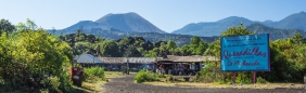 Im Hintergrund der Paricutín-Vulkan, vorn die "qualmenden" Herde für die beworbenen Quesadillas...