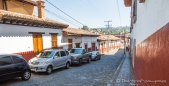 die Häuser in Patzcuaro sind weiß mit zinnrotem Sockel