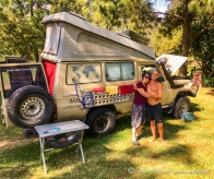 Tanja und Kim mit ihrem Landcruiser