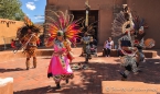 American Natives führen traditionelle Tänze auf