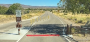 Zur Ausfahrt sollte man hier möglichst nicht hereinfahren oder den Rückwärtsgang benutzen... das würde den Reifen nicht wirklich bekommen... solche "Reifenkiller" haben wir in New Mexico öfters gesehen...