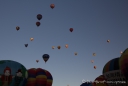 noch liegt ein Teil der Ballons im Schatten, aber die Sonne beginnt bereits sie anzuleuchten