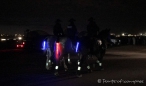 Nachts sind die Pferde der Polizei am Schweif beleuchtet