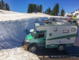 eingeparkt vor der Schneewand