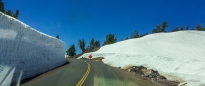 der Nordeingang ist erst seit drei Tagen geöffnet ... kein Wunder dass der Schnee noch wie eine Mauer wirkt...