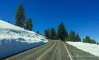 kurz nach dem Parkeingang des Crater Lake Nationalparks fahren wir auch schon in den Schnee ... Ende Juni!