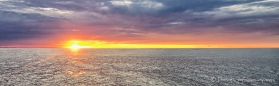 Die Sonnenuntergänge auf dem offenen Meer sind gigantisch