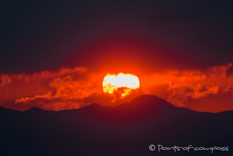 die Sonne geht glühend unter