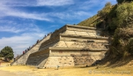 auf der Westseite ist ein gut restaurierer Pyramidenbereich zu finden, den man auch erklimmen kann...