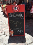 Vieux-Québec - Straßencafé mit Ankündigung des EM-Spieles