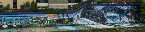 tolle Wandgemälde in Baie-Saint-Paul... mit echten Gleisen