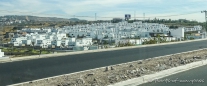 Während die anderen Städte bisher immer farbig waren, strahlen uns die Außenbezirke Queretaros in Weiß entgegen