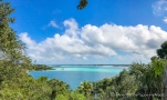 Mit richtig Sonnnenschein strahlt die Laguna Bacalar in ihren verschiedenen Blau- und Türkistönen