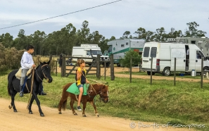 es hat sich rumgesprochen, dass hier etwas geboten wird - die Jungs aus der Nachbarschaft reiten an...