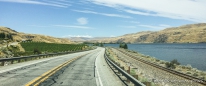 oftmals verläuft die Straße direkt am Ufer des Columbia River...