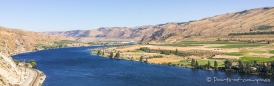 das Blau des Columbia River hebt sich extrem von der mehr oder weniger trockenen Umgebung ab