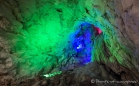 die Bereiche der Tropfsteinhöhle werden mit farbenfrohen und farbwechselnden Lampen angeleuchtet