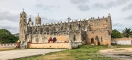 Die Kirchen auf der Halbinsel Yucatan in den kleinen Orten scheinen nicht so gut erhalten zu werden wie im restlichen Mexico
