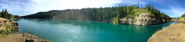 Schöne Spazierwege mit Blick auf den Yukon River in Whitehorse