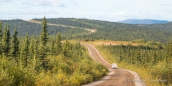 Der Top-of-the-World-Highway steigt in den Himmel