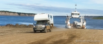 Mackenzie River Crossing... es wird für uns Platz gemacht auf der Fähre