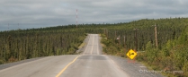 Kurz vor Inuvik geht die Schotterpiste in eine üble wellige Teerstraße über...