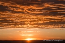 Die Sonne kommt bereits wieder über den Horizont und lässt die Wolken glühen...