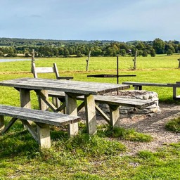 Picknickplatz am Naturum Hornborgasjön inclusive Holz für den Grill