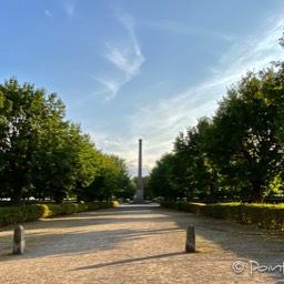 Putbus - Blick auf den Obelisk in der Mitte des Circus