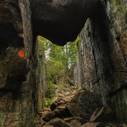 Auf dem Weg zur Schlucht Slattdalsskrevan hängt auch mal ein Felsbrocken zwischen den Wänden...