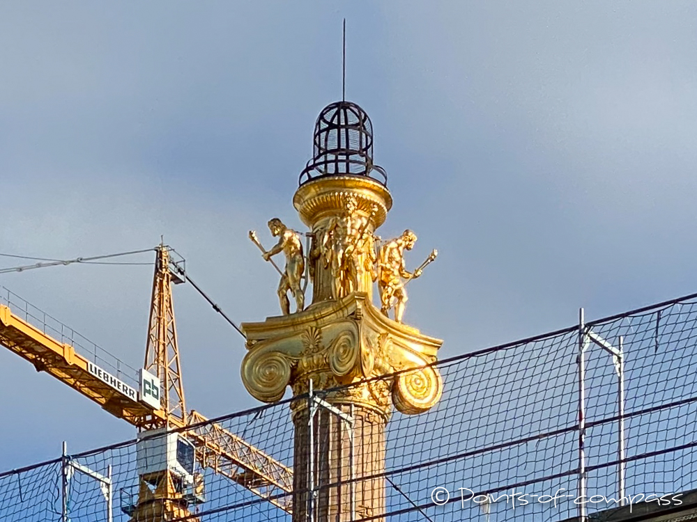 Gold Säule auf dem Parlamentsgebäude